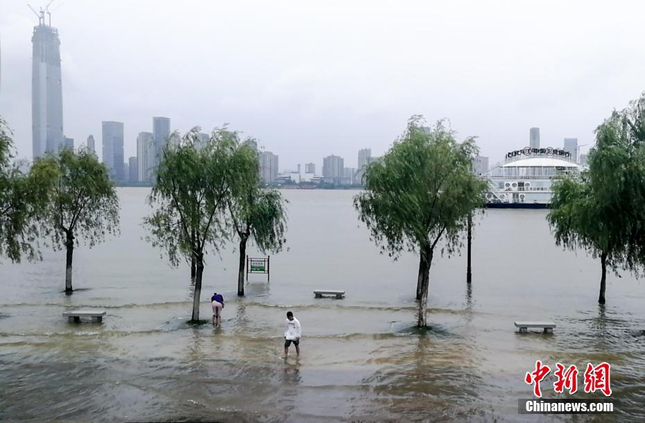 长江2号洪水平稳过境武汉3号洪水正在形成防洪形势依然严峻